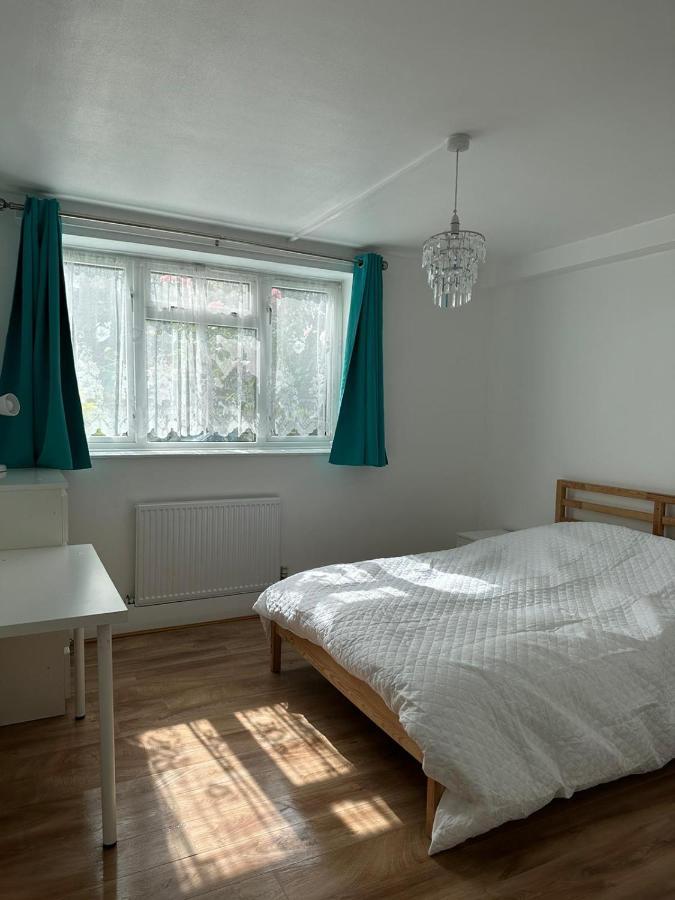 Spacious 2 Bed Flat Barking  Exterior photo