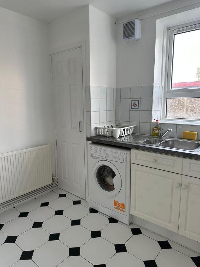Spacious 2 Bed Flat Barking  Exterior photo
